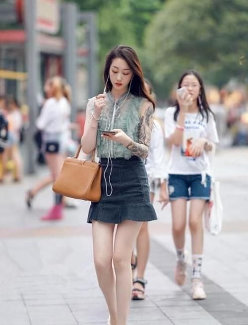  [小姐姐]街拍：小姐姐一件黑色长款毛呢大衣，内搭一条优雅的红色连衣裙
