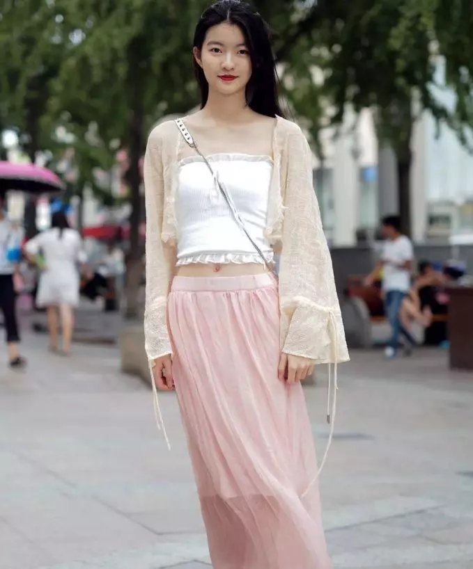 街拍:吊带装小姐姐,展现女性惬意独特的迷人曲线,十分好看!