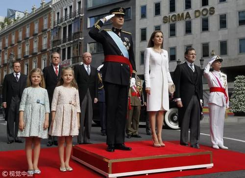 穿出优雅夏日风，我听这位西班牙王后的