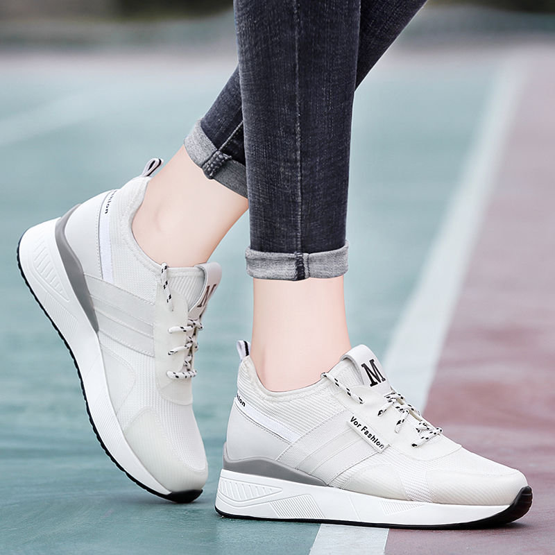 舒适轻巧气垫运动鞋，透气不湿脚，爱美女士日常休闲的伴侣