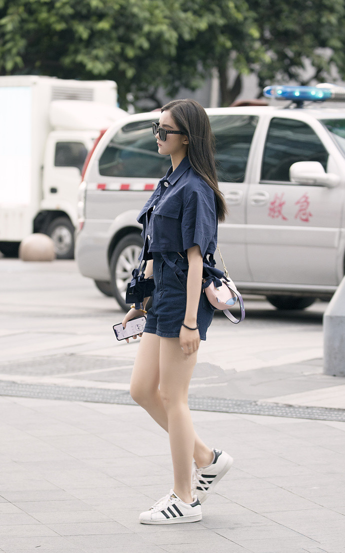 路人街拍:漂亮的女孩子有一双修长美腿就可以穿短裤,非常养眼