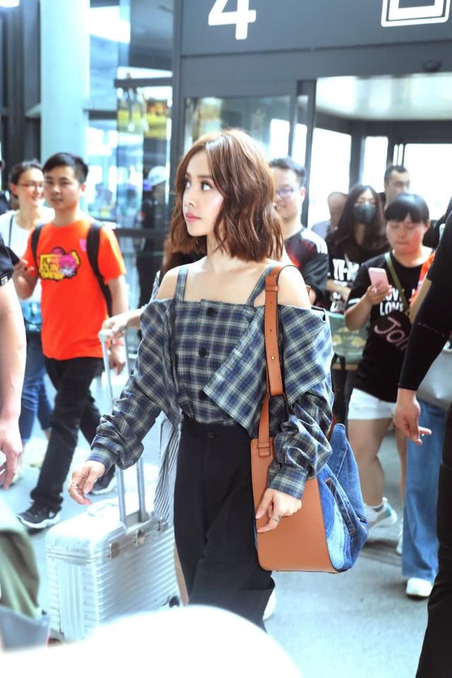 蔡依林机场大秀美肩，鞋子穿太高，连走路都要扶着保镖!