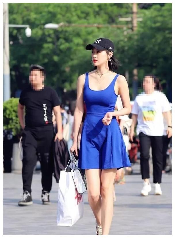 街拍：图1玲珑身段，图3身材姣好，图5凹凸有致的丰满好身材