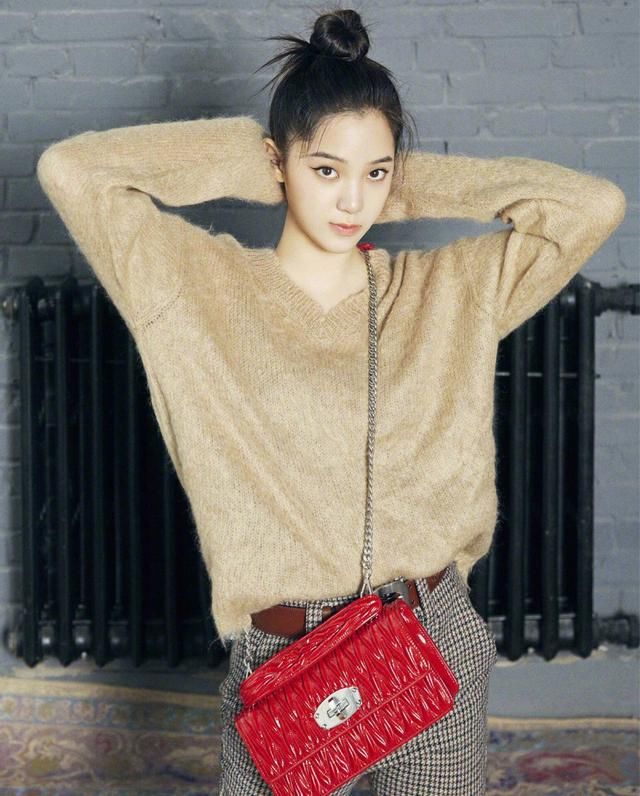 欧阳娜娜小小年纪就如此会穿，长大还了得，我看好你！