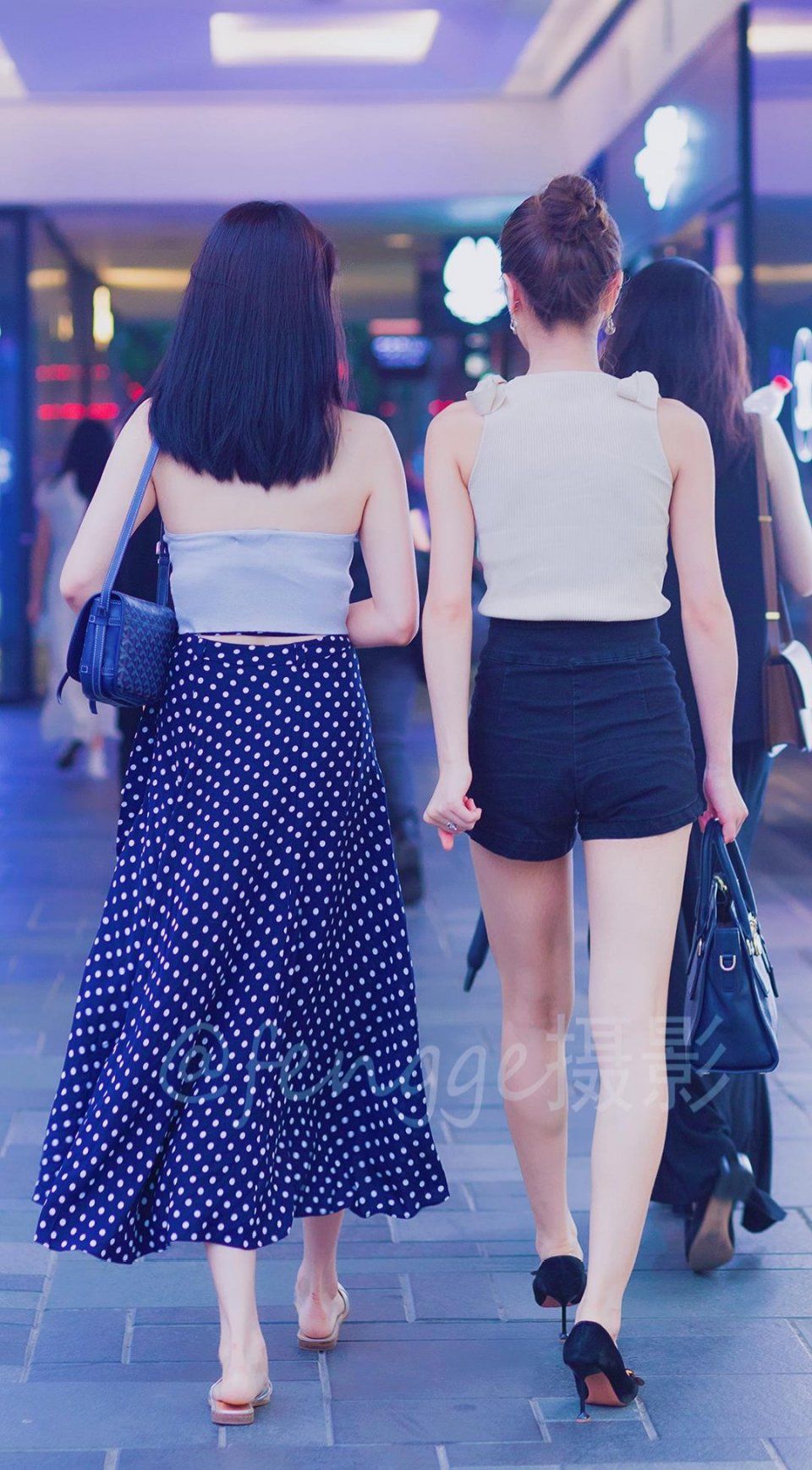 街拍:背影最为神秘,露背彰显性感,合二为一,魅力无穷