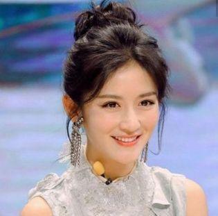 多变的谢娜，穿上裙子的她也可以很仙，美到不敢认