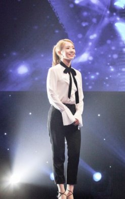 同是98年，周洁琼脖子粗到上热搜，拍照不敢露，孟美岐却美成仙女