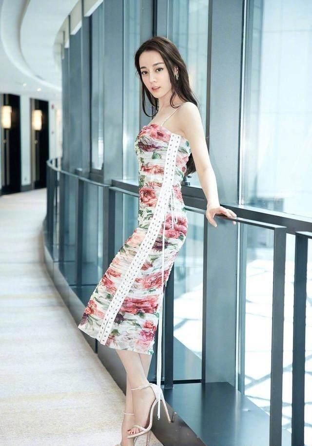 迪丽热巴这个裙子太丑，对不起它两万块的价格，网友:她穿太美