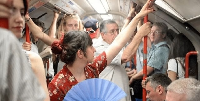 英国地铁没有空调，无意带火了中国纸扇，让人哭笑不得