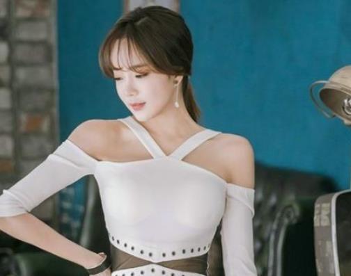 紧身裙美女，展现出来的迷人气质，让人一眼难忘！