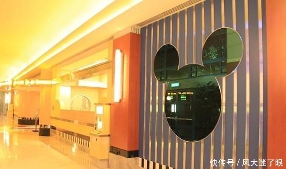 上海迪士尼允许携带食物,出现了垃圾遍地,游客素质有待提高