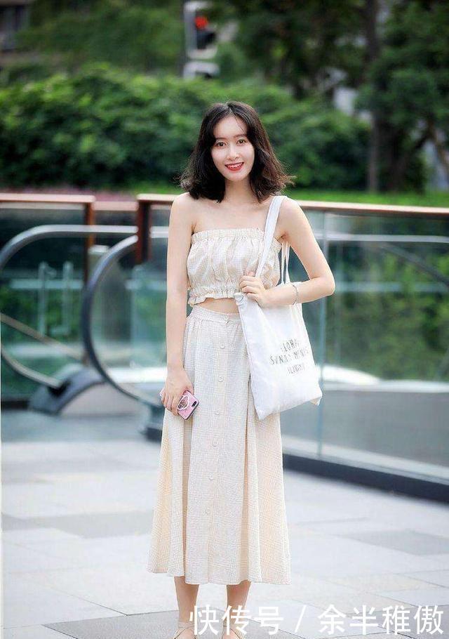『 优美』个个尽显婀娜身材、优美曲线，街拍：一袭修身裙的女子
