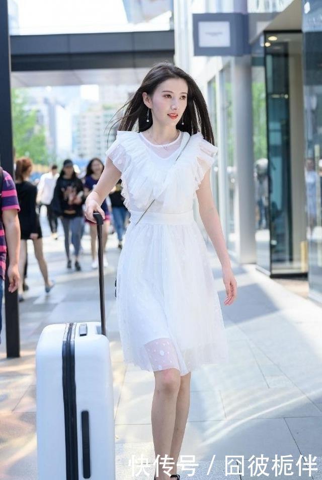 #简洁#路人街拍,美女可爱又美丽,穿白色的连衣裙,简洁大气