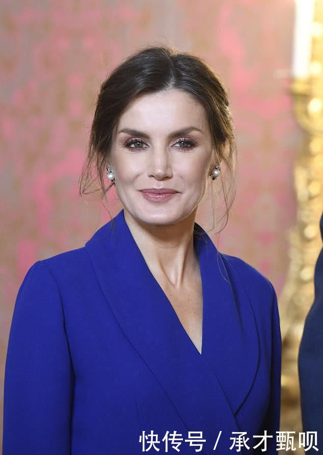 西班牙王后穿蓝色礼服太时髦!极简风十分高