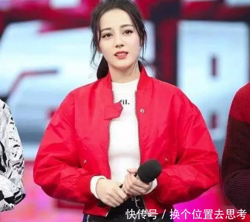 迪丽热巴与关晓彤相差6岁,同穿皮裙,气质却相差不止10岁!