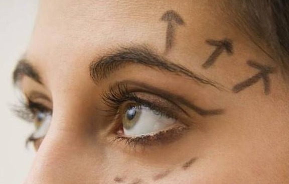 英国姥姥为美，花费11万去做整容，让男朋友有危机感