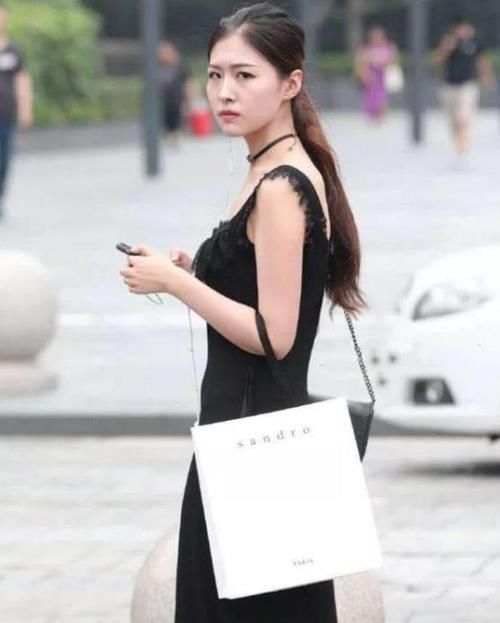  『秀丽』街拍：秀丽端庄的美女，一条白色的连衣裙，时尚优雅女人味