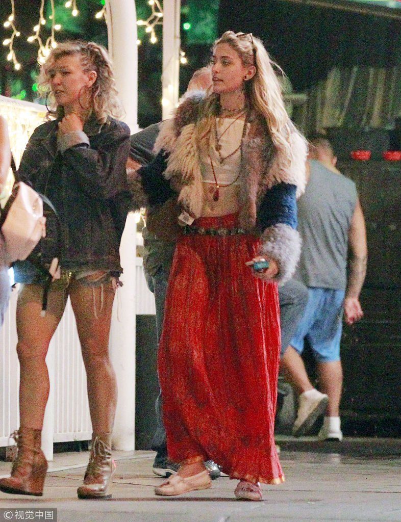 惊”父“骇俗！杰克逊女儿帕丽斯承认双性恋身份  和女友街边又搂