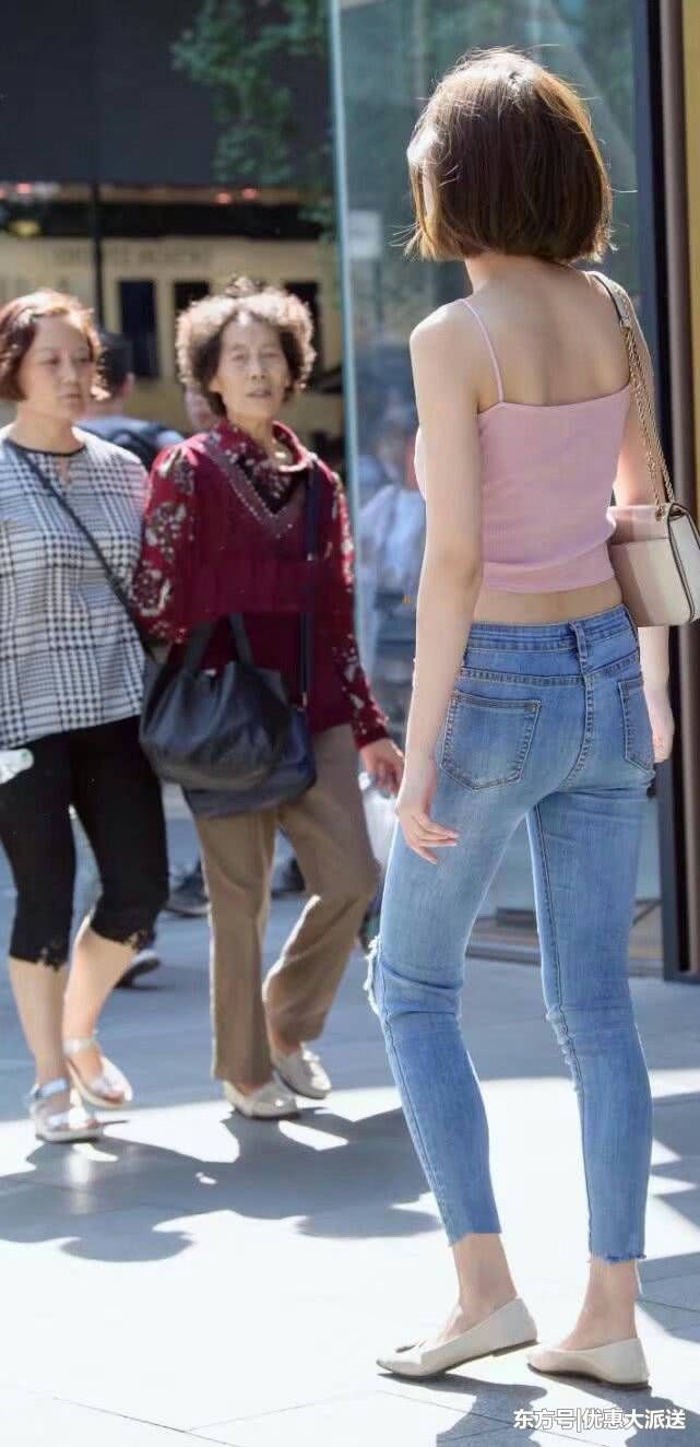 紧身牛仔裤，突出一个女人最美丽的曲线，这是最大的优势