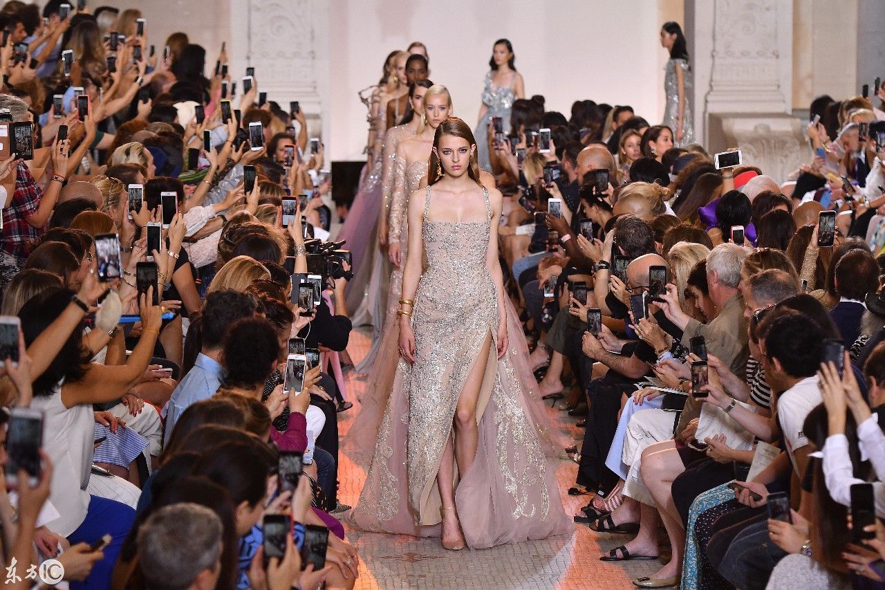 开放的国家真好蒙面美女，衣服穿成这样都能在街上走