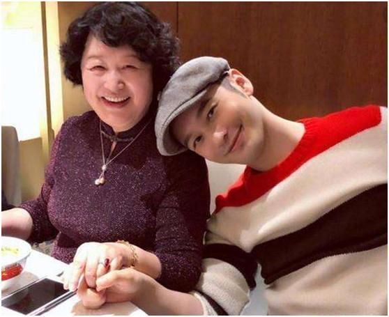 黄晓明深夜含泪发朋友圈，称对不起妈妈，疑似背后有人推动!