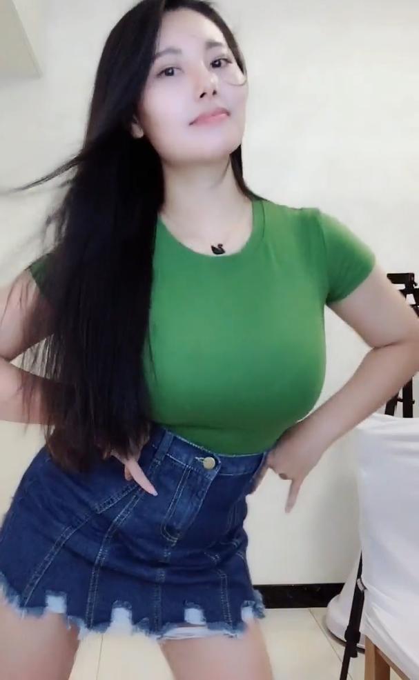 高腰的牛仔裙，凸显小姐姐精致的身材