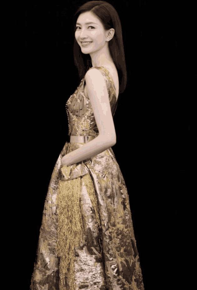 32岁江疏影“撞衫”30岁景甜赢了? 网友: 无法挽救她的“网红脸”