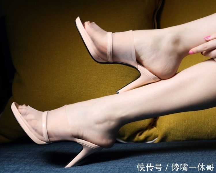 『身材』细跟高跟鞋不仅显的身材高挑,更能洋溢出浑然天成高端大气的美