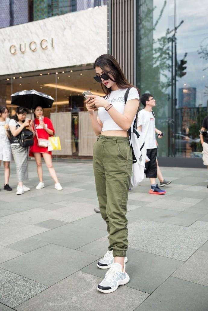 素人街拍:简单搭配却更能凸显美丽容颜，小蛮腰性感！