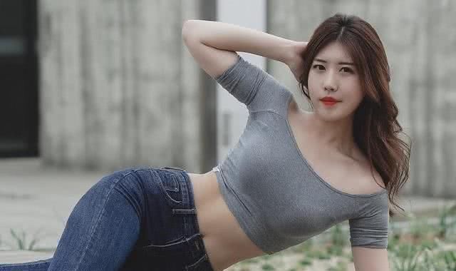 牛仔裤既时尚又百搭,很适合休闲旅游的时候穿更显青春的力量