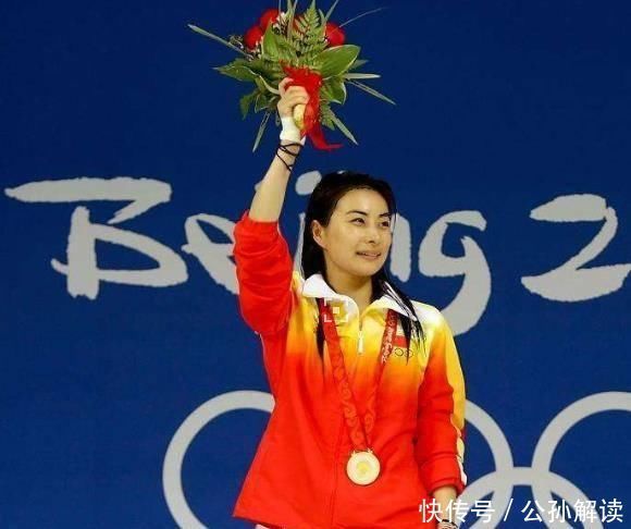 「气质」郭晶晶终于穿得像阔太了,她的气质无人能比,现在谁敢还说她土