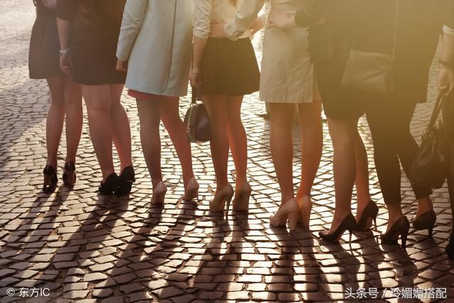 尖头高跟鞋将修长的双脚展现的淋漓尽致