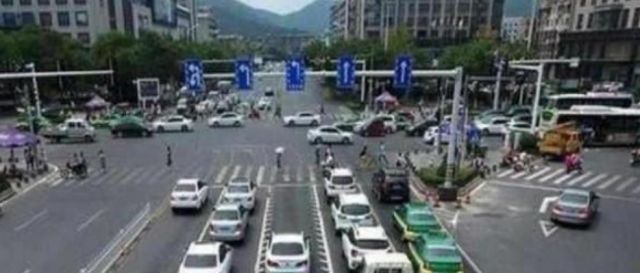  【锯齿】开车遇到“锯齿车道”该咋办？交警：不知道就别乱开，