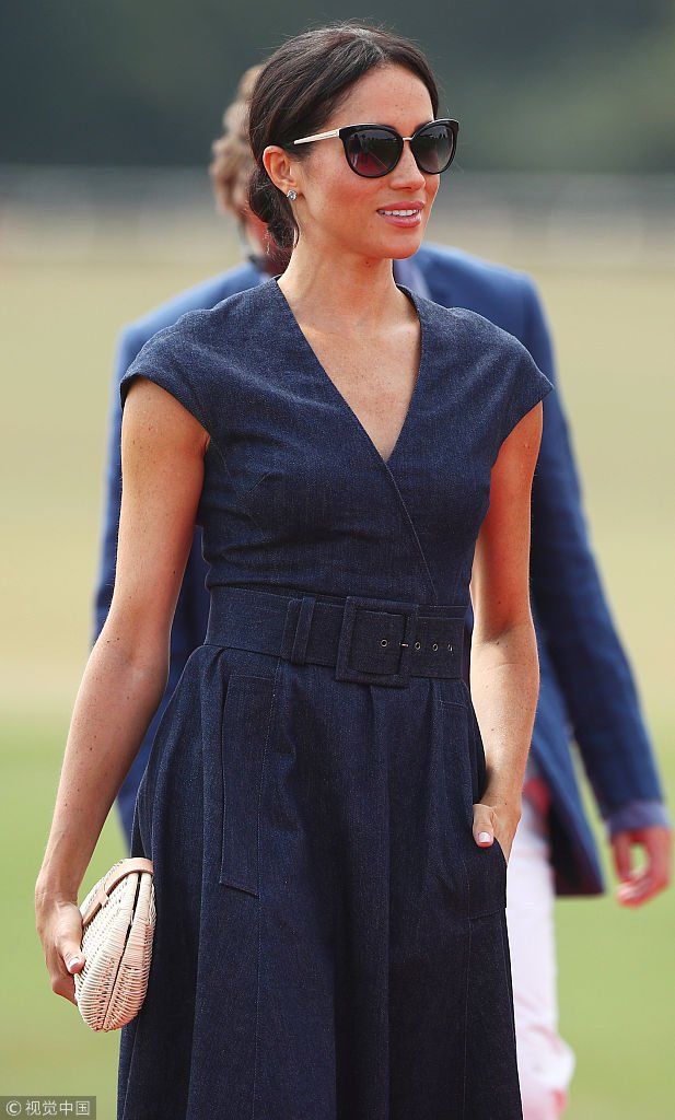 梅根王妃黑超遮面嫁入皇室星味不减  揽哈里王子手臂眼神爱意满满