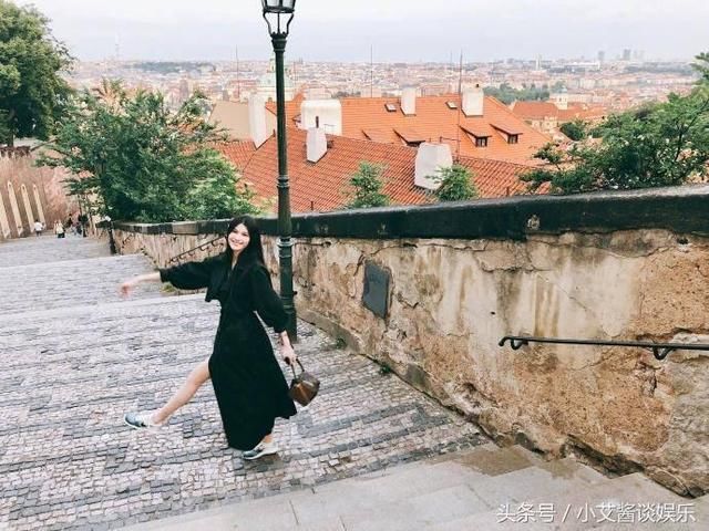 何穗穿开叉裙现身机场大腿若隐若现，勤俭持家墨镜鞋子与上次一样