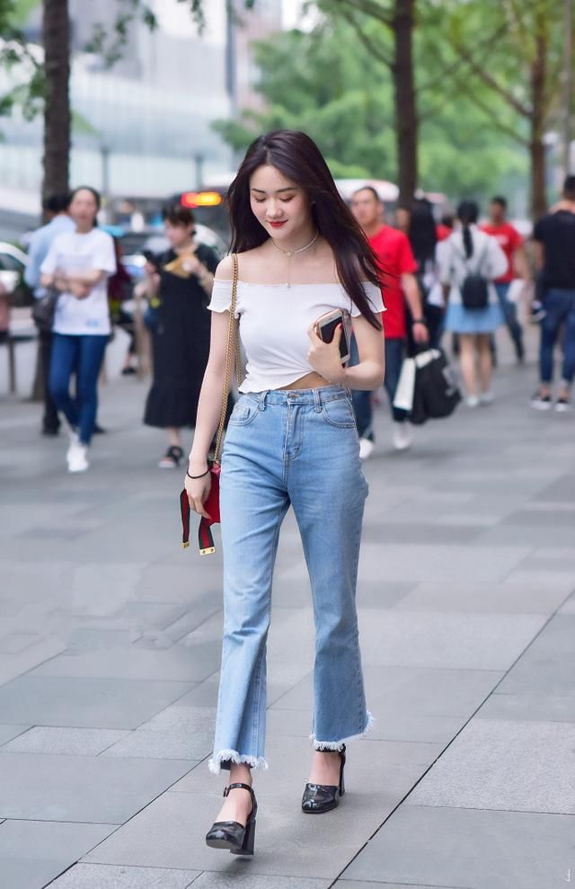 街拍路人，高贵端庄的一字肩穿搭参考，让你引爆时尚新潮流