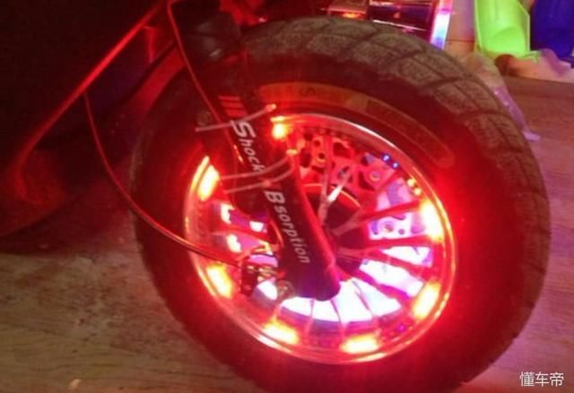 云浮市12辆扰民鬼火摩托车被查处,周边群众