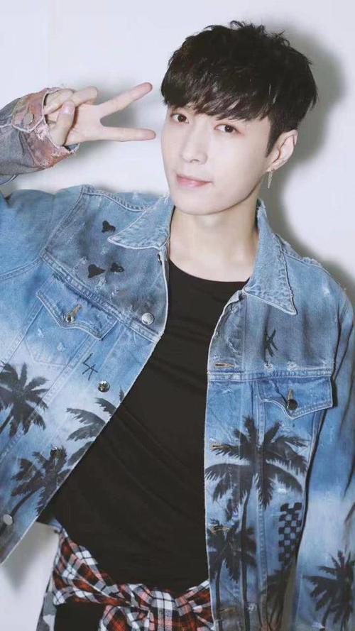 27岁张艺兴走出国门纪念经典，西装领结俊俏十足，网友：闷声干大