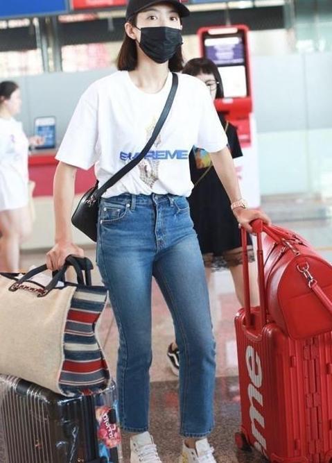 宋茜腿是有多粗？硬是把阔腿裤穿成紧身裤，网友：这绝不止90斤！