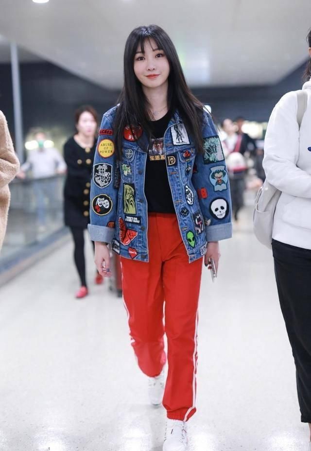  视觉效果：谁说牛仔服已烂大街？今年流行这4款，百搭又时髦，回头率爆表！