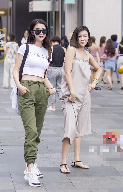 街拍:美艳姑娘清凉出行，“标准匀称”的身形，满满的女人味!