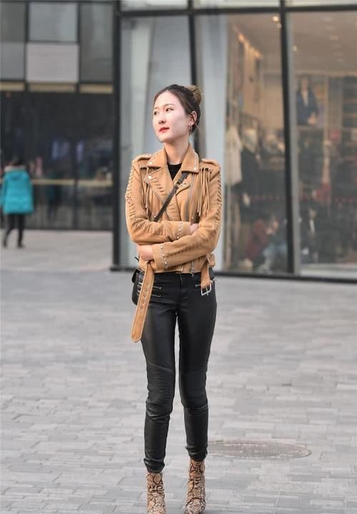 【自信】紧身皮裤显身材曲线,也是对自己自信的表现,搭配高跟鞋更显气质