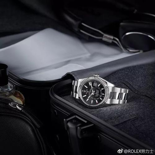 手腕上挂着一百万是什么感觉？鹿晗关晓彤知道