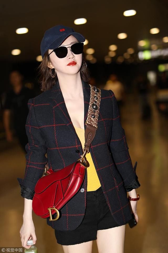 景甜首度潮装出镜,罕见尴尬搭配,网友:你这是冷还是热啊