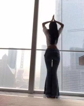 牛仔裤穿起来紧绷绷，凭一个背影就让我无法忘记！