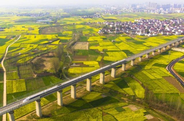 中国即将修建超长高铁，全线共有80个站点，可享受沿途四季变化