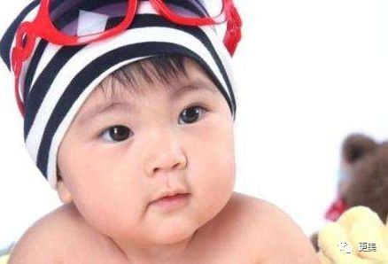 90后的郑爽关晓彤眼袋都要掉地上了，快来个医生救救她们吧!