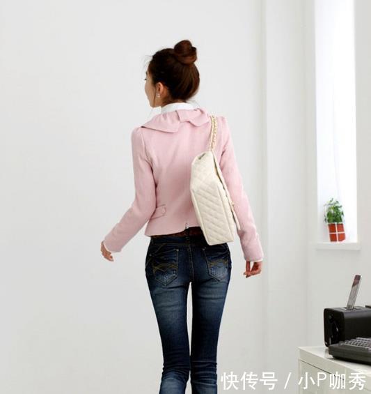 路人街拍:小姐姐的破洞牛仔裤还能更破一点吗?一点不影响秀美腿