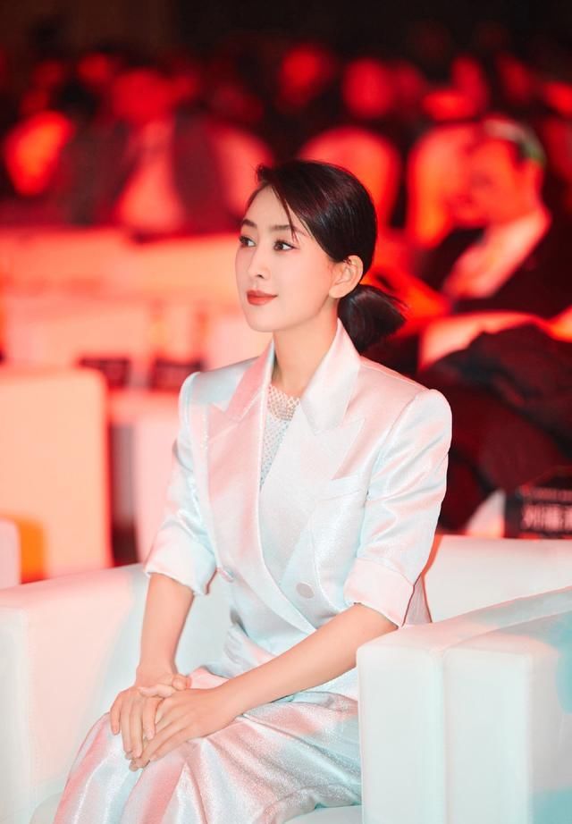 「马苏」马苏也想走气质风了，穿白色正装搭配霸气红唇，展现霸道气场