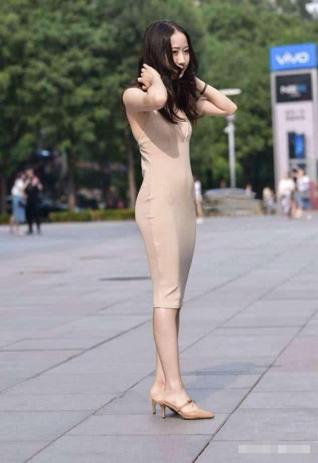 街拍：紧身连衣裙小姐姐：神秘性感又具有清纯的味道